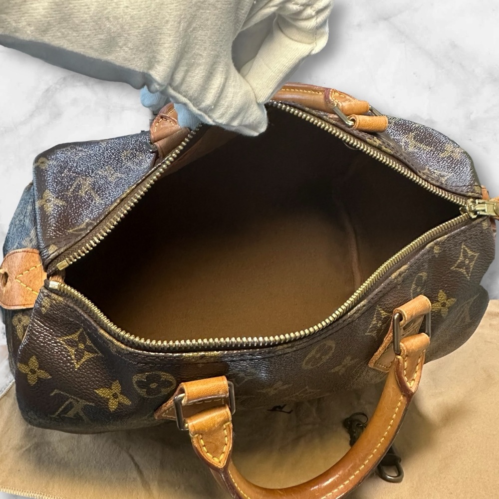 Authentic Louis Vuitton Vintage Monogram Speedy 30 - Picture 3 of 13